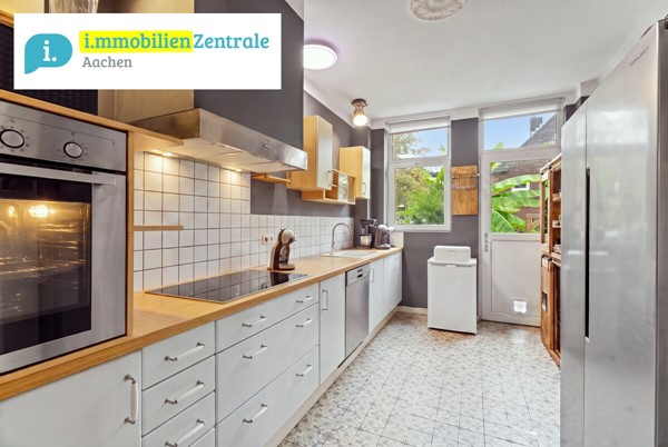Foto - Te koop: De woning is uit 1925 in de stijl van een klassiek herenhuis en combineert royaal wonen met historische charme en een geheel eigen sfeer in Vaals